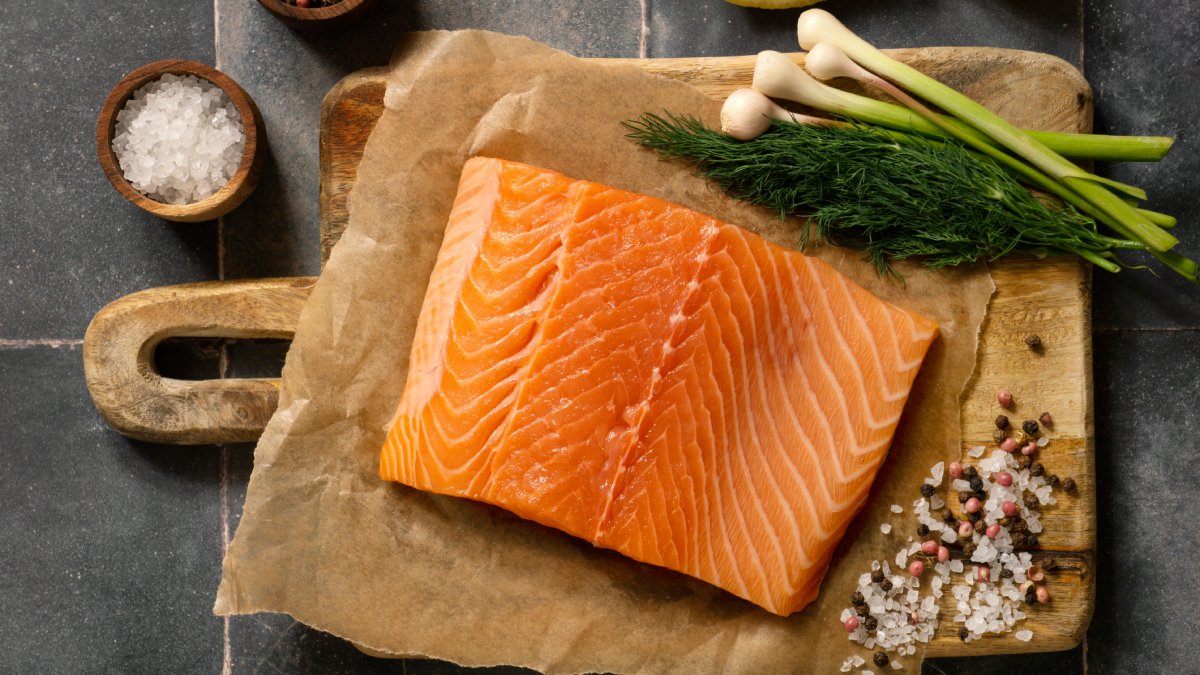 Além do amendoim, outros alimentos ajudam no bem-estar do coração. Peixes ricos em ômega-3: salmão, atum, sardinha e truta, por duas vezes por semana, para ajudar na pressão arterial e reduzir o colesterol ruim.