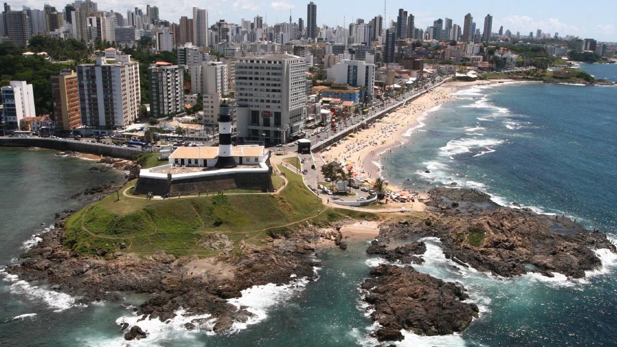 O Nordeste brasileiro reúne nove estados e cerca de 57 milhões de habitantes. É a terceira região mais populosa do país e concentra grande diversidade geográfica, que vai do semiárido da Caatinga ao litoral de águas quentes e extensas faixas de praia.