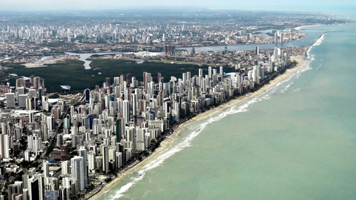 O Nordeste preserva um dos maiores patrimônios culturais do Brasil. Com cidades históricas, gastronomia reconhecida e manifestações como o frevo e o maracatu, a região é considerada berço de parte importante da identidade brasileira. Fotos: Wikimedia Commons