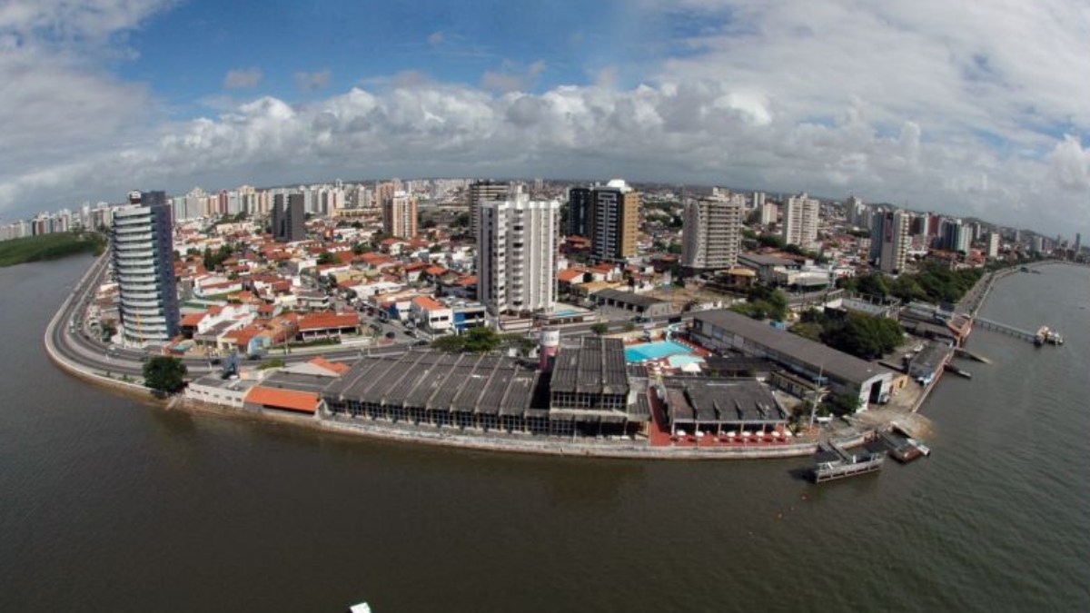 O semiárido nordestino abrange cerca de 1 milhão de km² e enfrenta longos períodos de seca. Mesmo assim, a região tem desenvolvido soluções em agricultura familiar, energia solar e manejo sustentável da água para enfrentar os desafios climáticos.