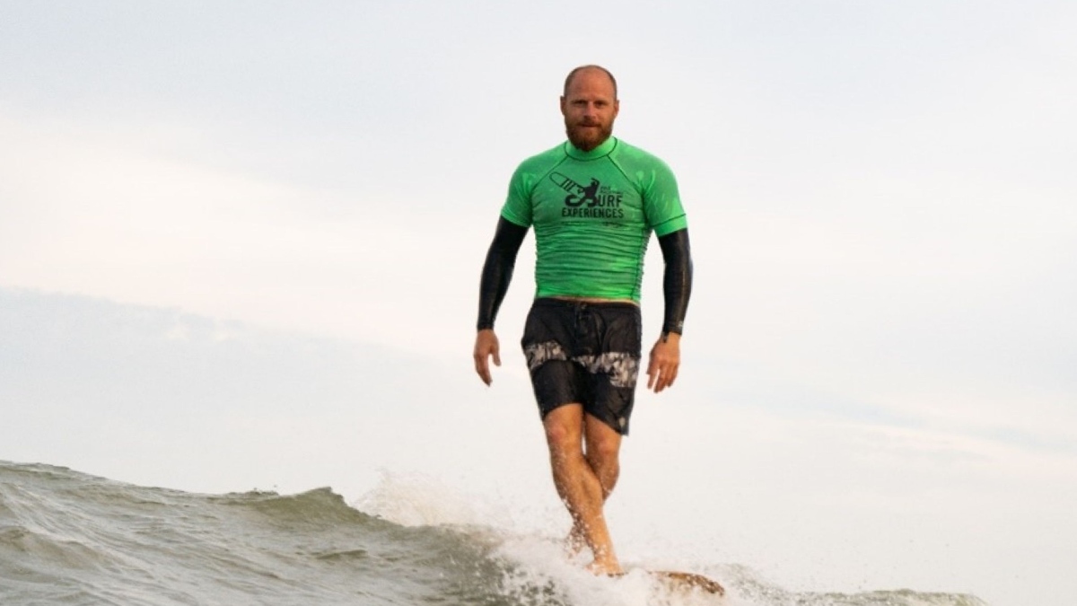 Após uma temporada no Havaí, o tricampeão mundial de longboard Phil Rajzman desembarca no Rio de Janeiro. Foto: Mário Nardy