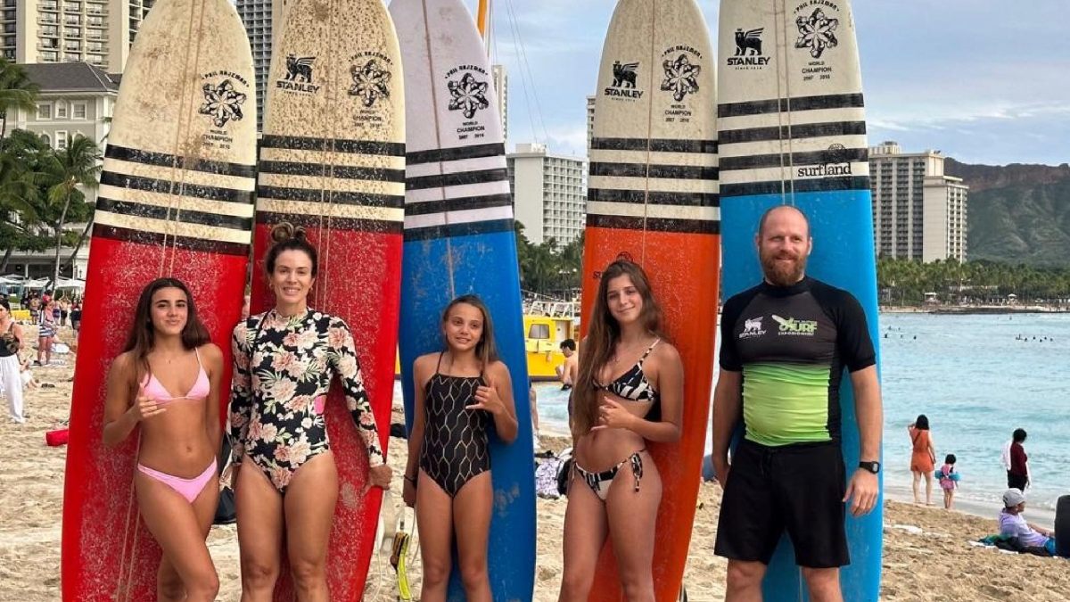 Programação inclui aulas personalizadas de surfe, análise de ondas, vivências em canoa havaiana, trilhas, palestras sobre primeiros socorros e a exibição de um documentário inédito sobre o tricampeão mundial. Foto: Divulgação