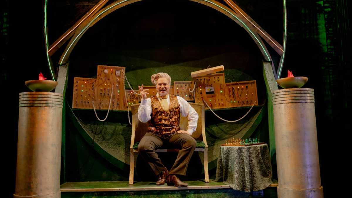 Abravanel se prepara para cruzar a cortina de fumaça e surgir como O Mágico de Oz em uma participação especial no musical Wicked.