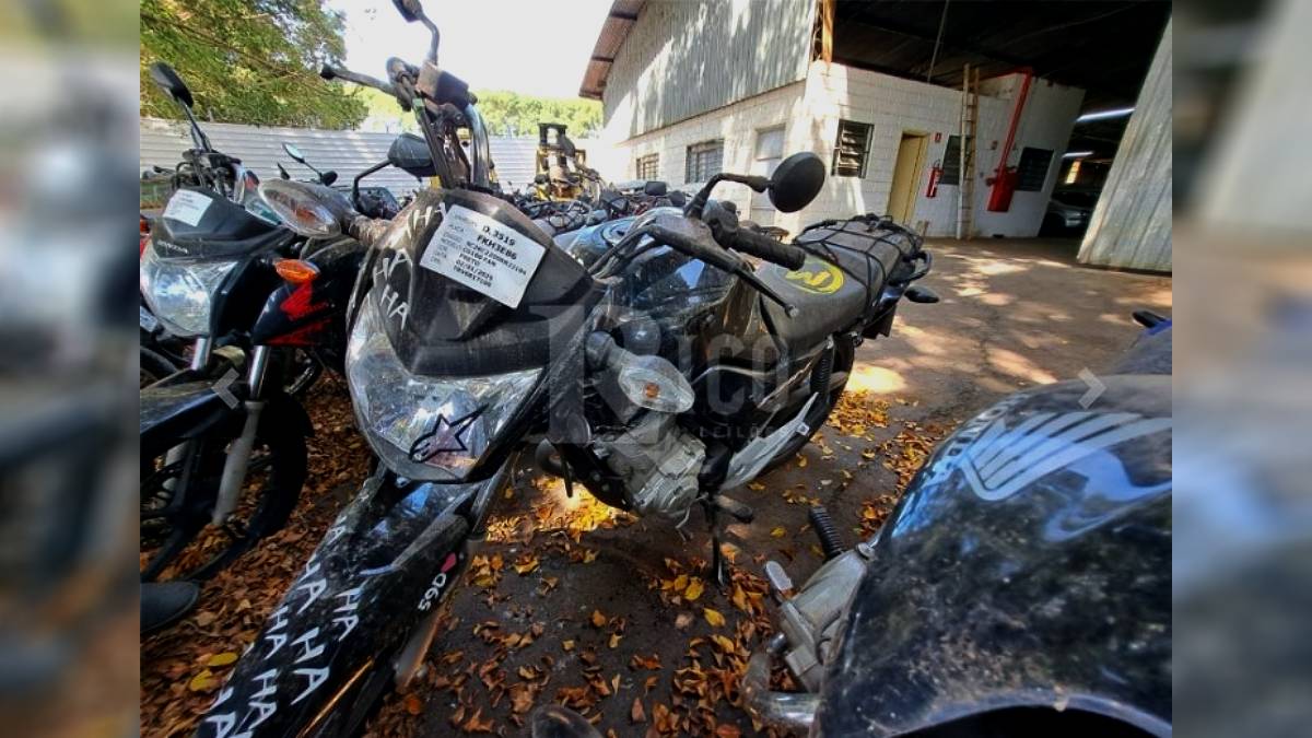 Entre os itens existem veículos como motos e carros em bom estado de conservação | Reprodução/Rico Leilões