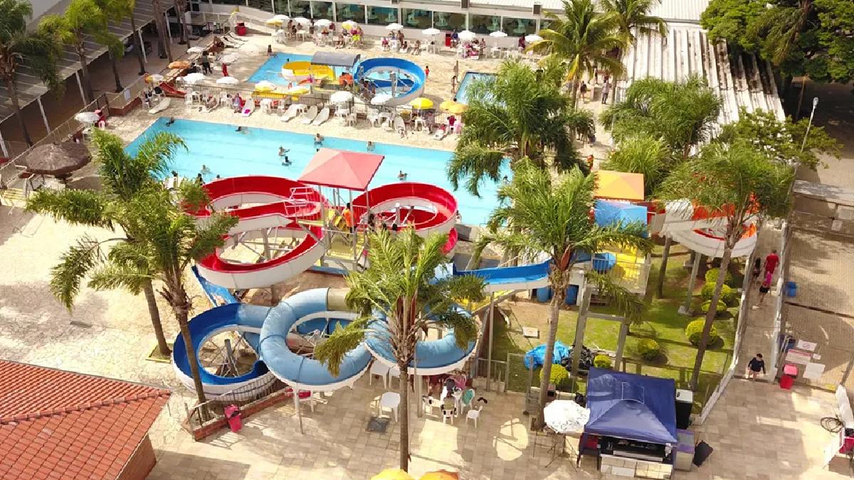 Parque aquático do Maeda tem piscinas com toboáguas para crianças e adultos e conta com o apoio e a segurança de monitores e salva-vidas.