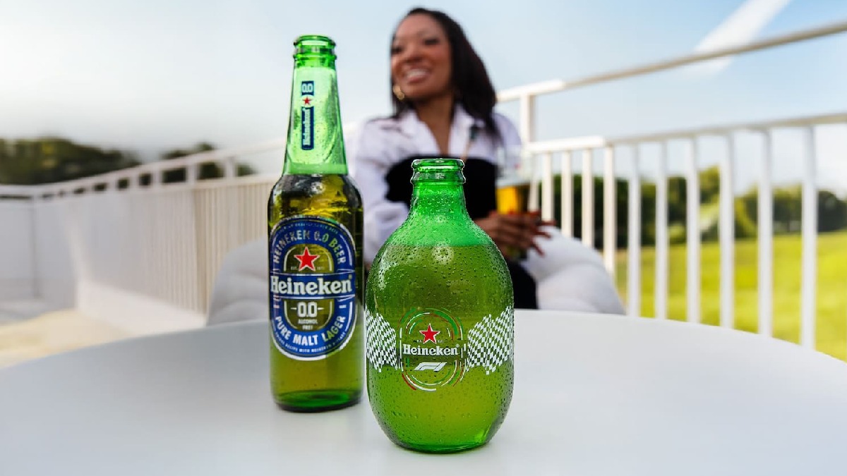 Formato da garrafa une futurismo e precisão mecânica. Fotos: Divulgação/Heineken