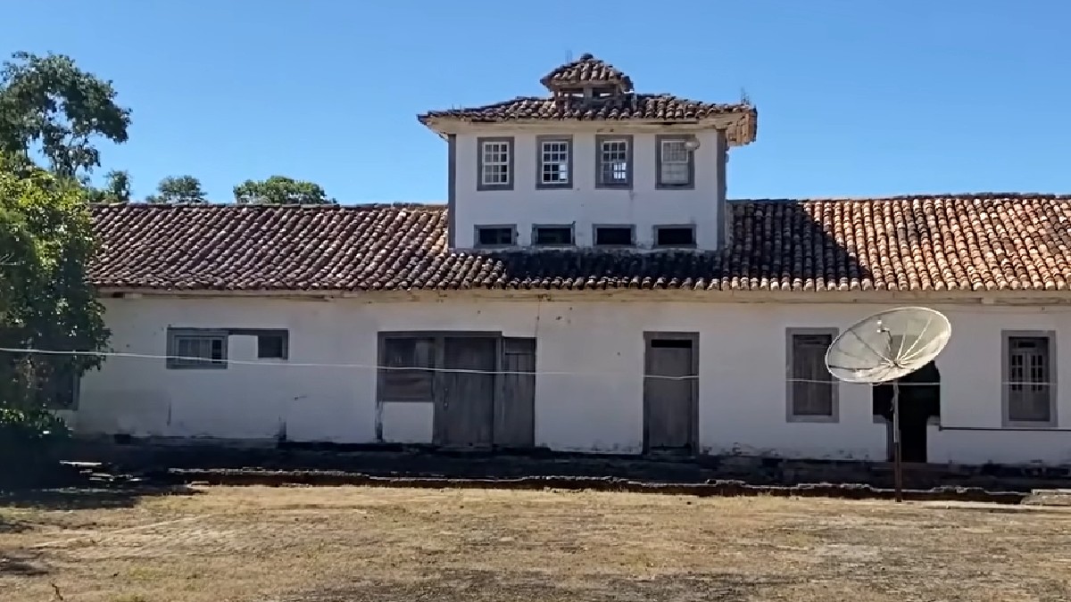 Com paredes de taipa e pedra e estrutura em madeira de lei, o casarão foi construído por centenas de pessoas escravizadas. Foto: Reprodução/Youtube/@fazendadasantigas