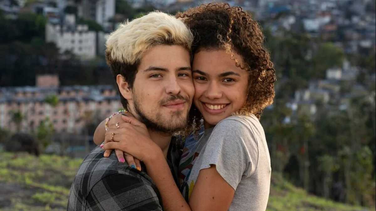 Em Três Graças, Gerluce nunca contou para Joélly a identidade do pai da menina, segredo que causa diversas discussões entre mãe e filha.