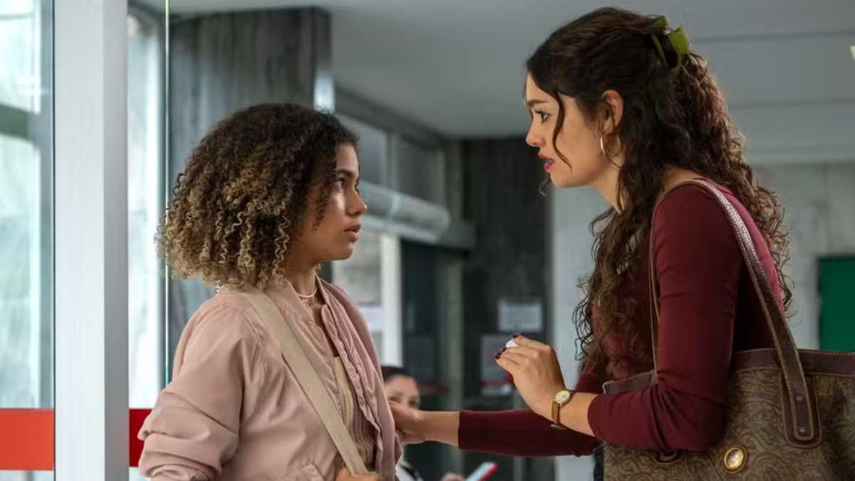 Mas a mocinha tem milhares de motivos para não querer revelar quem é o pai da filha e o principal deles é que o homem é o antigo chefe da facção criminosa da Chacrinha.