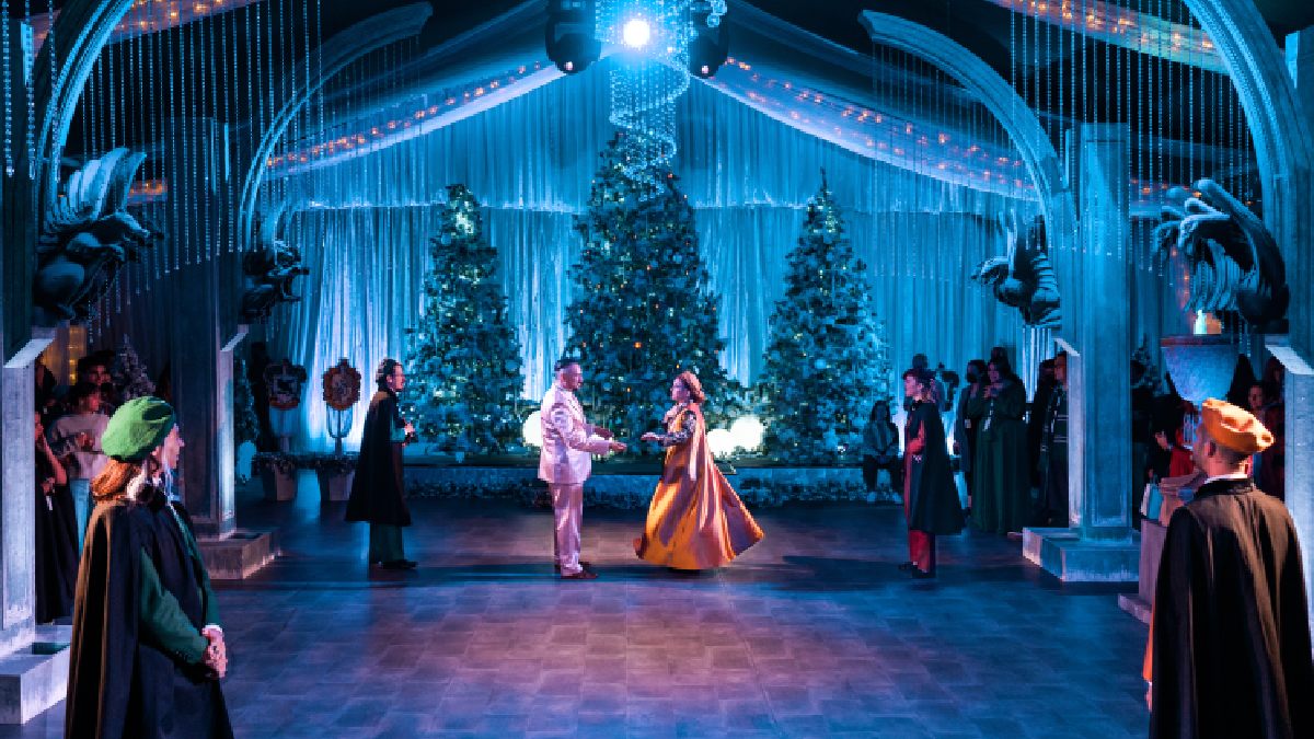 Decoração do evento mergulha no universo de Harry Potter, com árvores de Natal e espaços cenográficos instagramáveis que recriam as casas de Hogwarts: Grifinória, Sonserina, Corvinal e Lufa-Lufa.