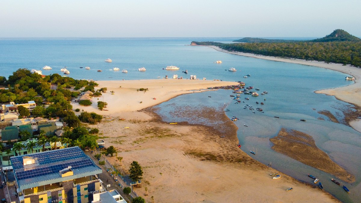 Durante o "verão amazônico" o nível dos rios baixa e revela bancos de areia que transformam a paisagem. Foto: Augusto Miranda/Ag. Pará