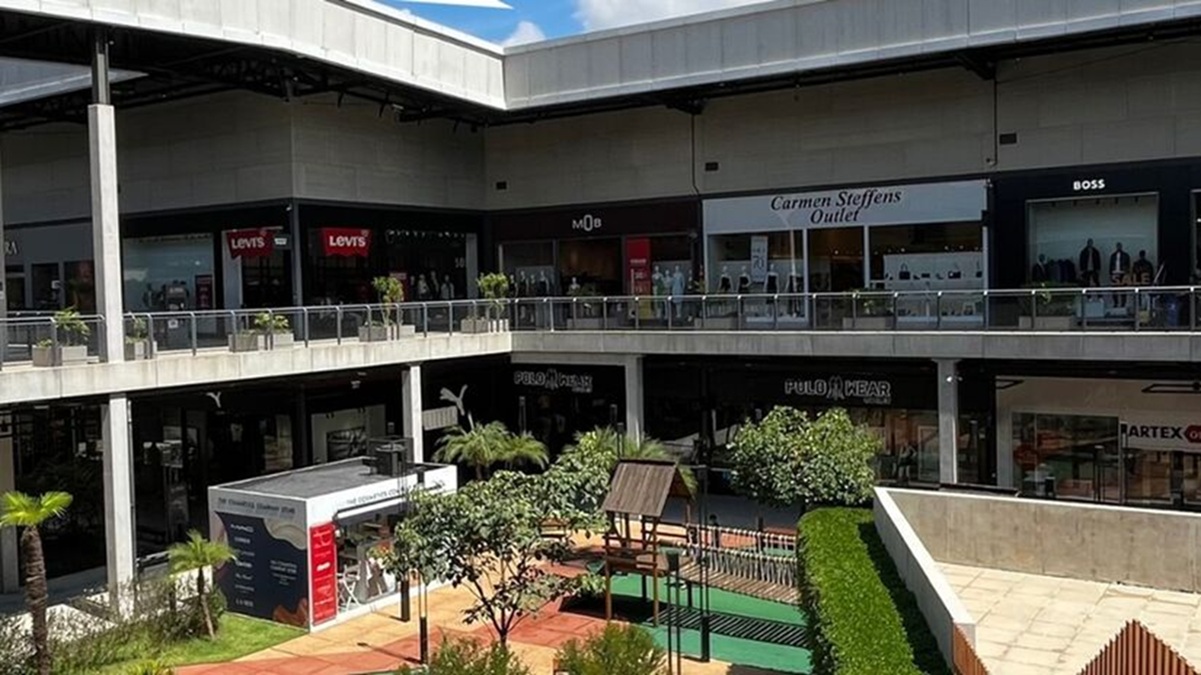 O outlet oferece um ambiente denominado open mall, que permite passeios em uma área arborizada/Divulgação