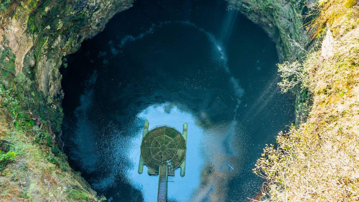 As trilhas que levam às formações têm níveis de dificuldade leve a moderado e permitem observar outras paisagens únicas, como as furnas dos Andorinhões e dos Lambaris cavidades com até 100 metros de profundidade, que impressionam pela dimensão e beleza natural. Foto: Wikimedia Commons