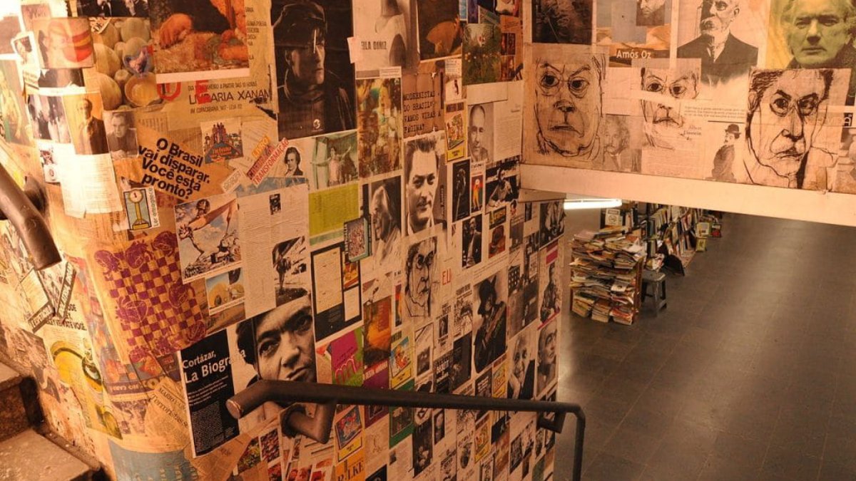 Passagem Literária da Consolação: arte e leitura no metrô da paulista Entre o cinema Petra Belas Artes e o icônico Riviera Bar, há um túnel que poucos notam. A Passagem Literária da Consolação é uma travessia cultural: suas paredes são cobertas de livros e obras de arte. O espaço abriga exposições e performances, tornando o simples ato de atravessar a rua uma experiência sensorial. Segunda a sexta, das 10h30 às 19h; sábado, das 11h às 19h Grátis Avenida Paulista x Rua da Consolação Foto: Wikimedia Commons