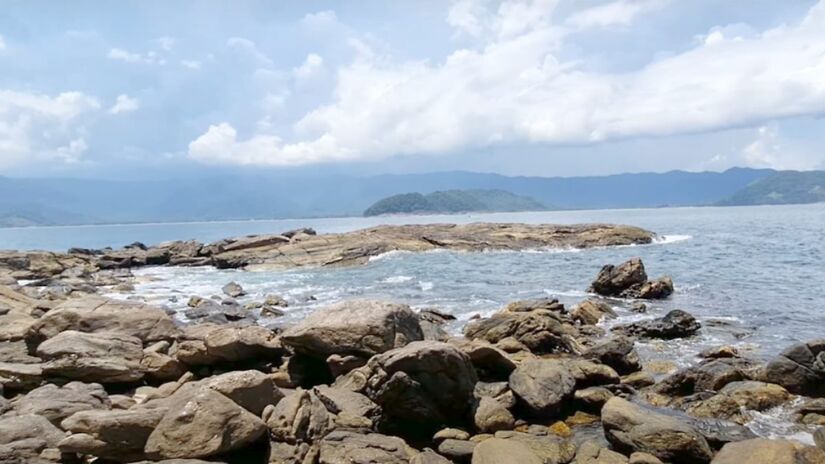 De fácil acesso, a ilha é parada obrigatória para apreciar paisagens e ativar a imaginação e era abrigo de uma enorme mansão que hoje já foi destruída - (Reprodução/Youtube)