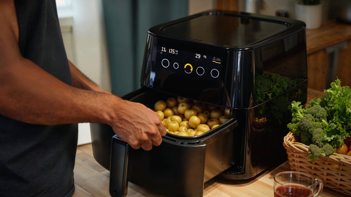 Além do forno por convenção, existem outras opções de eletrodomésticos para substituir o uso do micro-ondas. Air fryer: é uma opção popular e versátil que pode reaquecer alimentos, mantendo a crocância, e também pode assar refeições. Em alguns casos, uma air fryer robusta pode até substituir um forno elétrico para refeições menores.