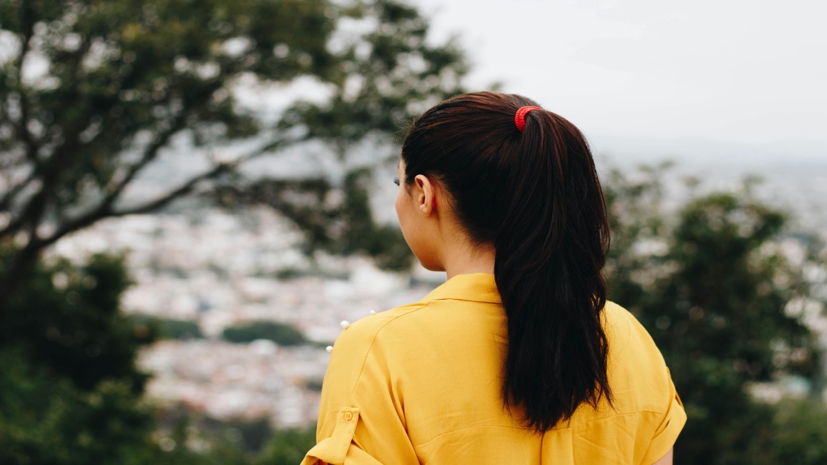 Além de prático, alonga o rosto e mantém o controle dos fios. Use uma escovinha e um pouco de pomada para assentar os baby hairs (Fotos: Pexels)