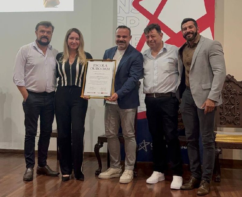 Durante a cerimônia, os diretores das escolas receberam a premiação com entusiasmo /Fotos: Divulgação