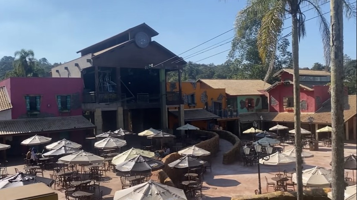 Além das atrações emocionantes, o parque oferece uma rica experiência gastronômica na Vila Animália. Com vista para a savana, os visitantes podem saborear uma variedade de opções, desde hamburguerias até cafeterias e sorveterias, em um espaço que acomoda até 700 pessoas. Foto: Reprodução/Youtube/Melhores Destinos