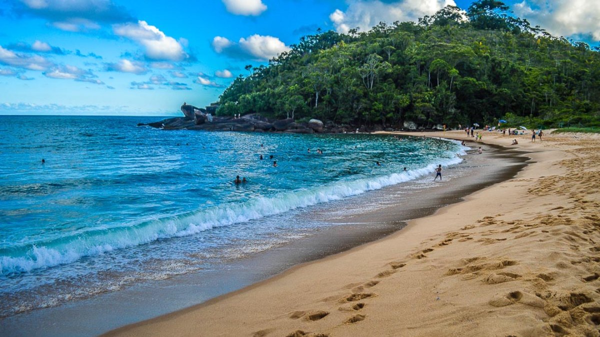 Entre os destinos paulistas, Ubatuba é a opção mais econômica, com diárias médias de R$ 180 em hostels e eco-suítes, e atrações naturais gratuitas (praias e cachoeiras). No entanto, é crucial planejar com antecedência para evitar o aumento de preços perto do Réveillon. Destinos serranos, como Monte Verde e São Bento do Sapucaí, só se tornam acessíveis financeiramente com o aluguel de temporada dividido em grupo.