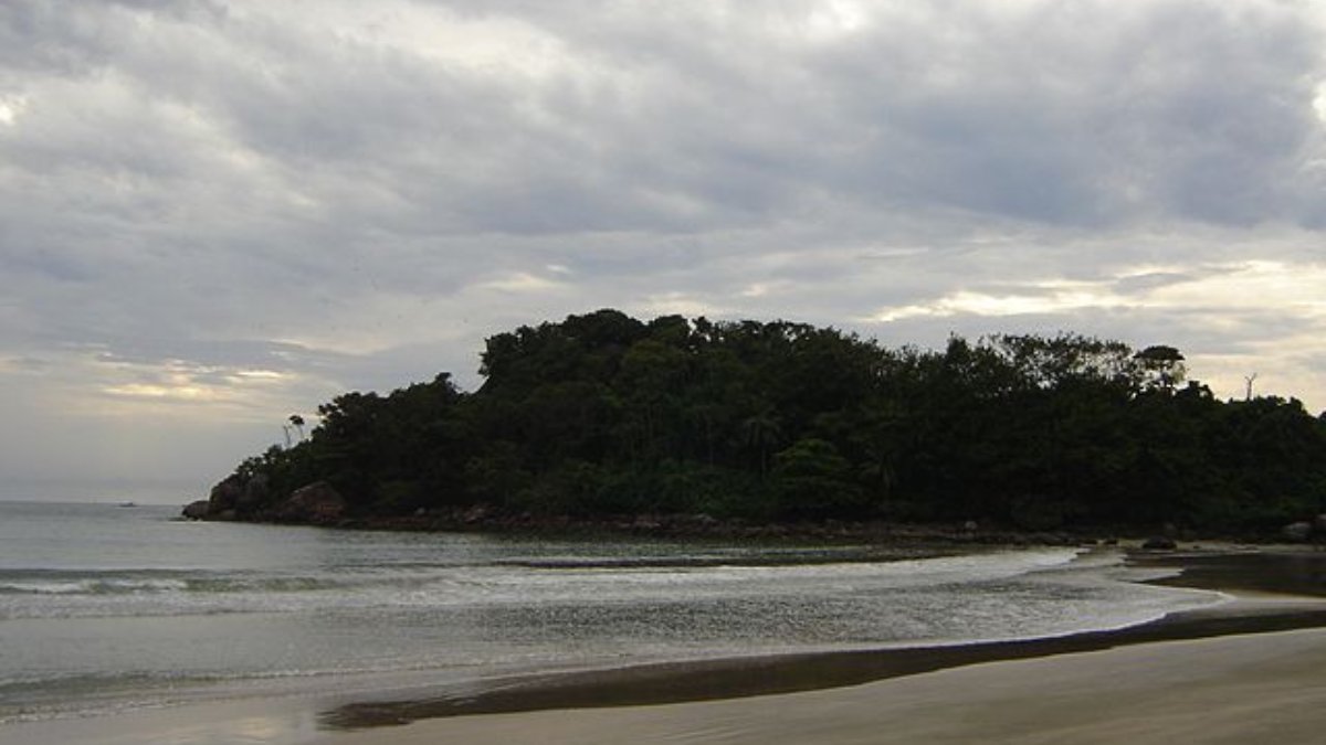 A água limpa e a densa mata que cercam a praia, encantam os turistas. Foto: Reprodução/Wikimedia Commons