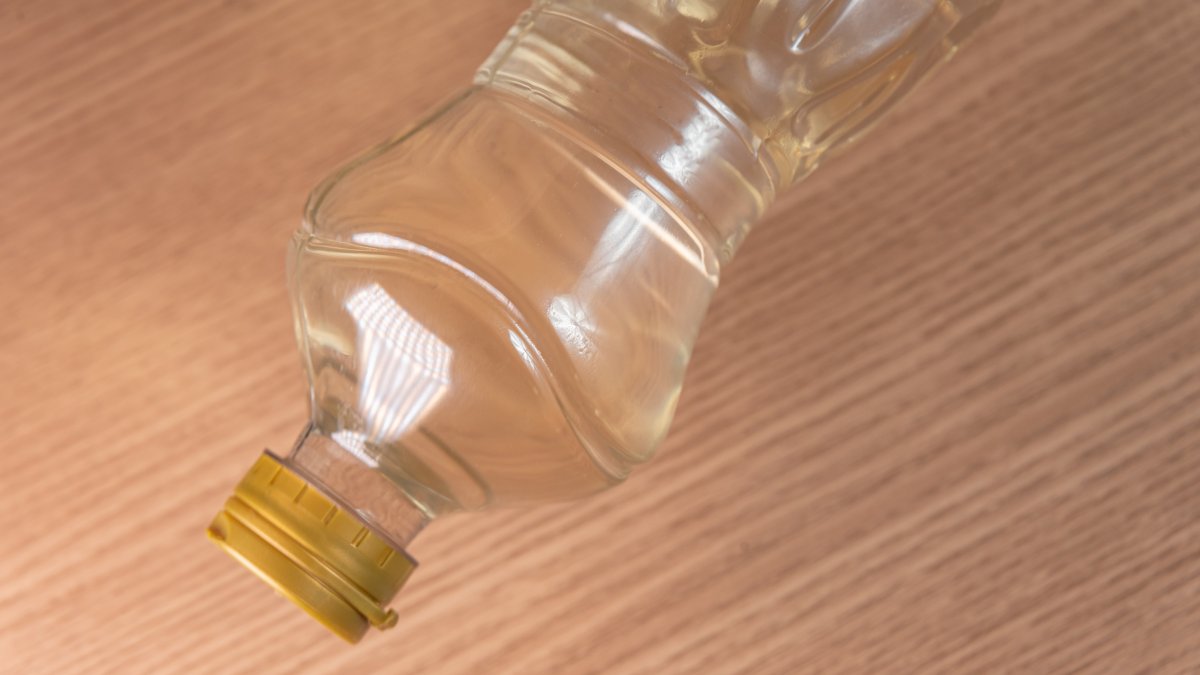 Vinagre de álcool: use puro, sem diluir, para aplicar na superfície mofada com um borrifador. Deixe agir por cerca de uma hora. Foto: Freepik