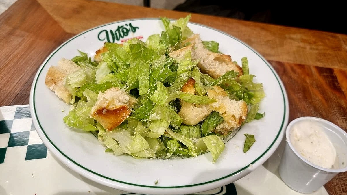 Para salada escolhemos a ''Caesar salad'', um mix de alfaces acompanhado do famoso molho César e croutons, que podem ter como acompanhamento tiras de frango.