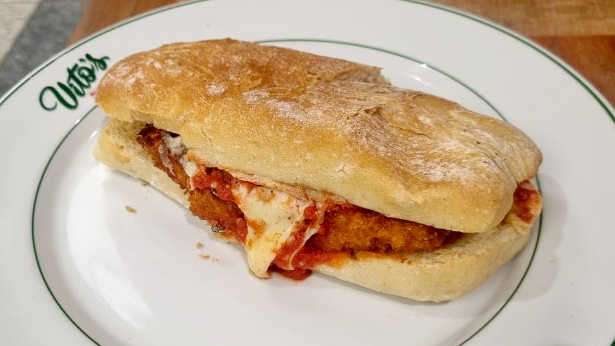 Outro destaque é para o Chicken Parmegiana, feito com peito de frango empanado na farinha Panko, molho marinara coberto com mozzarella gratinada e parmesão no pão de ciabatta.