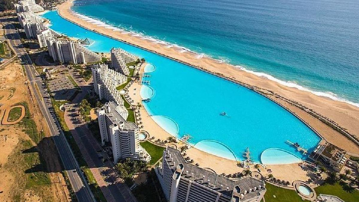 Mesmo imensa, a piscina ainda é aquecida a confortáveis 26º C. Imagem: Divulgação tripadvisor