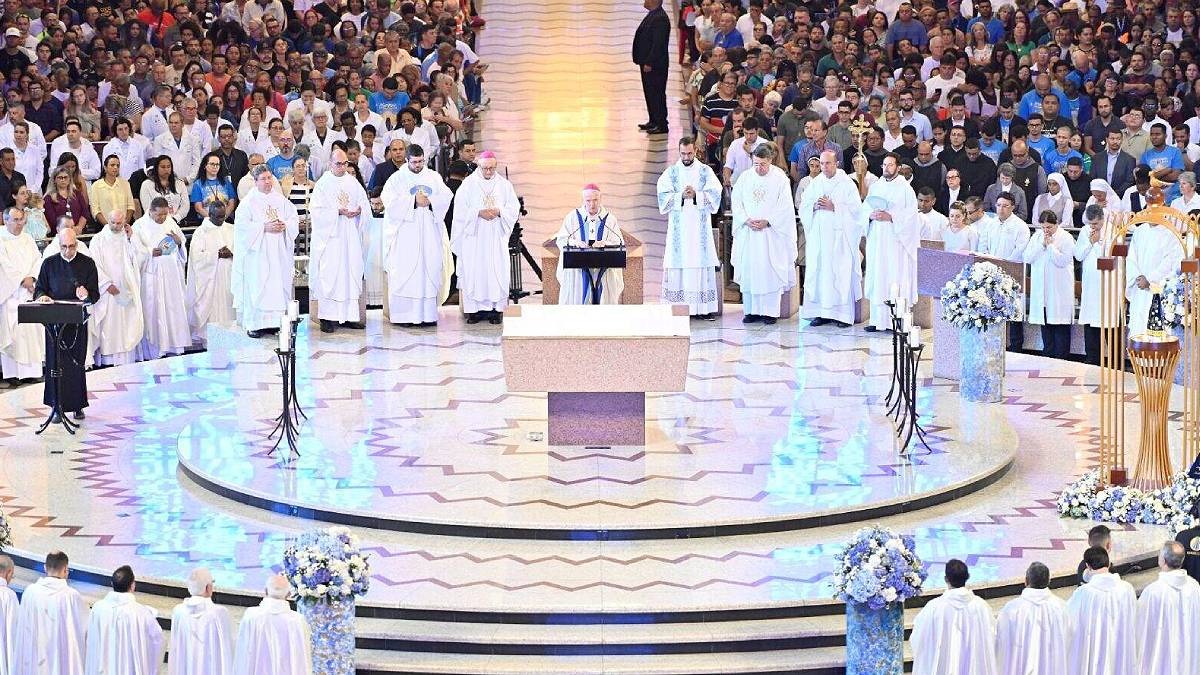 O Santuário Nacional acolheu milhares de devotos que vieram de todas as partes do Brasil para celebrar o dia de Nossa Senhora Aparecida - (Thiago Leon/Santuário Nacional)