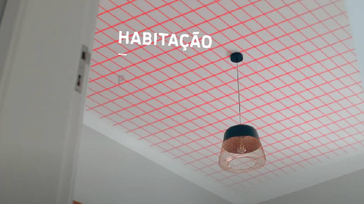 O teto radiante funciona usando painéis embutidos que emitem radiação térmica. Essa radiação esfria as superfícies e proporciona uma sensação de frescor uniforme no cômodo.