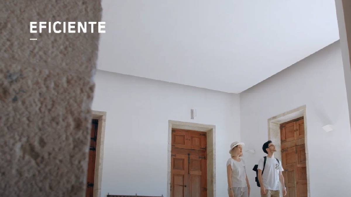 Diferente dos ventiladores que movem o ar, o teto radiante esfria o ambiente sem criar correntes de ar. Ele ainda tem o potencial de reduzir o valor da sua conta de luz.