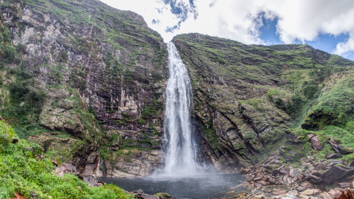 A Serra da Canastra é o coração de Minas Gerais e o berço do Rio São Francisco. Lá você encontra a nascente histórica do "Velho Chico" e cachoeiras espetaculares. A mais famosa é a Casca D'Anta, com 186 metros de altura, ideal para quem busca aventura e piscinas naturais.