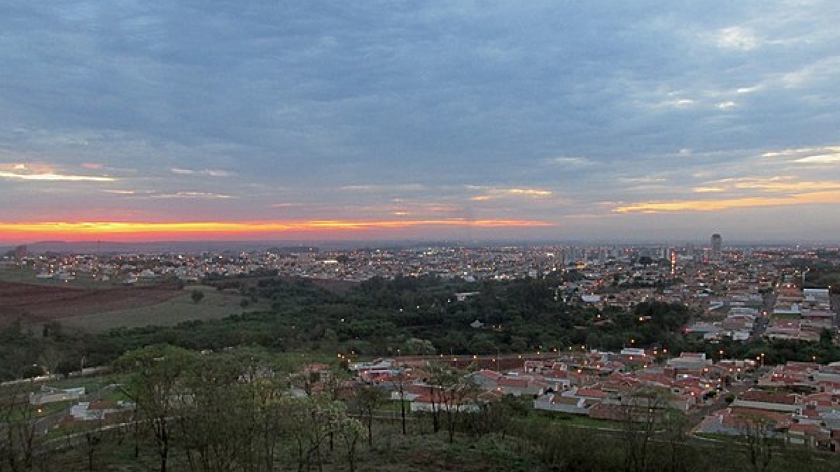Grandes eventos, patrimônios históricos, culturais e religiosos também atraem visitantes ao decorrer do ano, contribuindo para uma economia estável, inovação tecnológica e serviços urbanos eficientes - (Marco Aurélio Esparza/Wikimedia Commons)