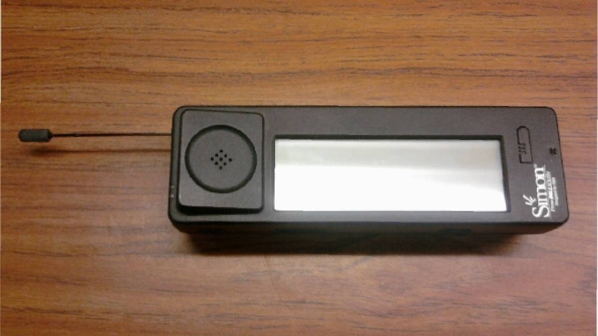 A IBM lançou em 16 de agosto de 1994, há exatos 30 anos, um aparelho que é considerado o primeiro smartphone da história. O dispositivo é o IBM Simon, um modelo que passou quase despercebido pela indústria, mas hoje é considerado parte importante da história da tecnologia. Foto: Wikimedia Commons