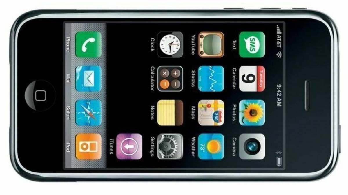 O iPhone é o primeiro modelo de smartphone desenvolvido e comercializado pela Apple. Após anos de rumores e especulações, foi oficialmente anunciado no dia 9 de janeiro de 2007, e foi mais tarde lançado nos Estados Unidos no dia 29 de junho de 2007. Foto: Wikimedia Commons
