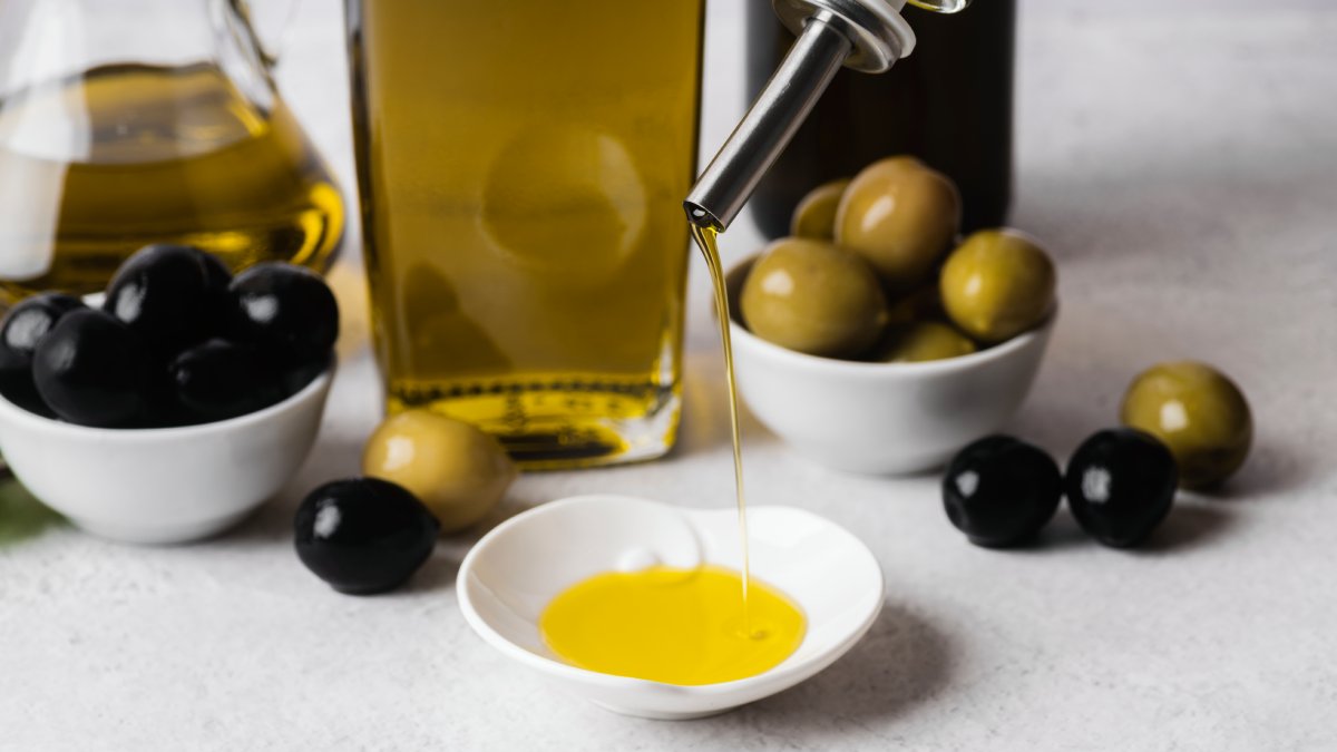 Azeite de oliva extravirgem: Deve ser a principal gordura da sua dieta, além de ajudar a temperar as saladas. Fotos: Freepik