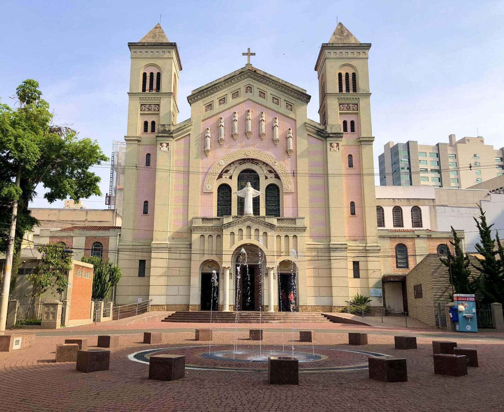 Igreja Sagrada Família também possui um chafariz, mas não é permitido o banho. Foto: Divulgação/PMSCS