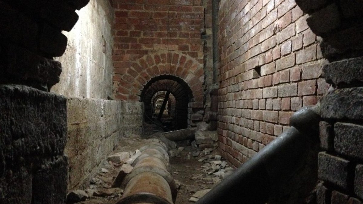 Túnel da Rota: histórias e lendas da mansão da luz Sob o Quartel da Luz, os túneis da Rota guardam histórias de outra era. Parte dessas passagens foi transformada em museu, com visitas guiadas que revelam detalhes sobre a construção, as operações policiais e as lendas que cercam o local. Sexta, às 10h (chegar 15 minutos antes) Grátis Avenida Tiradentes, 440 Luz Foto: Wikimedia Commons