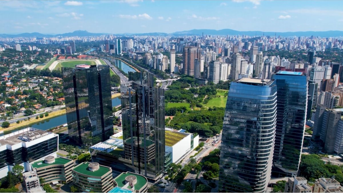 São Paulo Diversidade de Compras: com 12,4 milhões de habitantes, a capital paulista é o maior polo de compras do país. Da luxuosa Rua Oscar Freire ao comércio popular da 25 de Março, passando por bairros como Brás e Bom Retiro, oferece opções para todos os gostos e bolsos. Foto: Wikimedia Commons