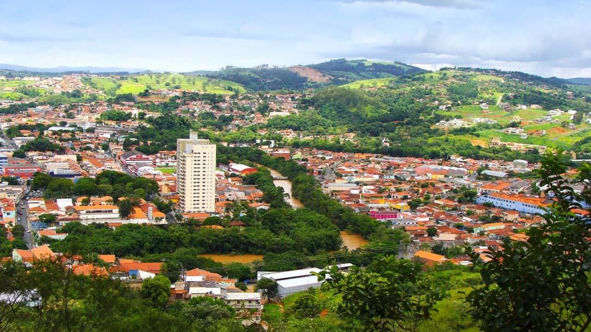 Pedreira Capital da Porcelana: a 133 km da Capital, Pedreira possui mais de 500 lojas e fábricas que vendem louças, cerâmicas, esculturas e artigos decorativos, atraindo quem quer decorar a casa. Foto: Wikimedia Commons/Prefeitura de Pedreira - Prefeitura de Pedreira