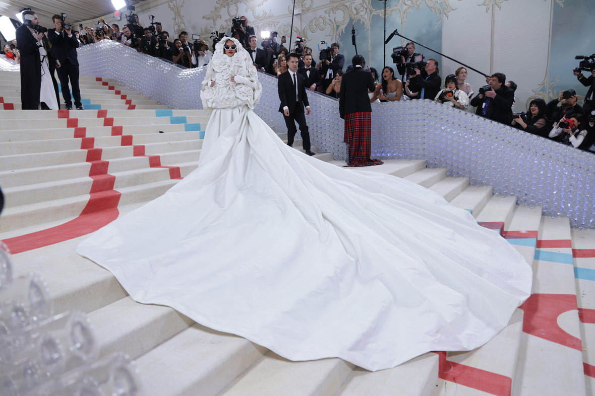 Rihanna durante o MET Gala 2023; estrela usou um longo vestido branco da Valentino com cauda de cinco metros de comprimento e um casaco de 30 camélias (um dos códigos da Chanel) feitas de 500 pétalas. Foto: Agência Efe/Folhapress