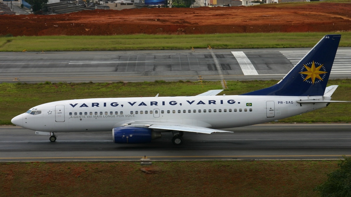 Varig: o orgulho que voava alto A Varig foi muito mais que uma companhia aérea. Durante os anos 60 e 80, ela representou o orgulho dos brasileiros e a modernidade dos céus nacionais. Sua história é lembrada até hoje por quem viveu a era em que viajar de avião era sinônimo de glamour e confiança. Foto: Wikimedia Commons