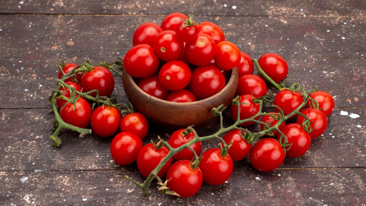 Além de prático, o tomate-cereja deixa o ambiente mais bonito em prateleiras e jardins verticais. Fotos: Freepik