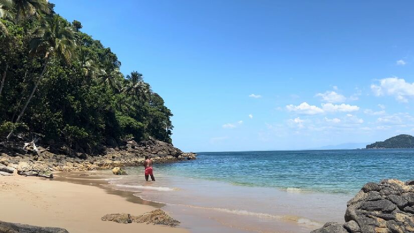 O local serve também como ponto de parada de barcos, lanchas e escunas que fazem a rota de passeios pelas ilhas de São Sebastião. Os turistas que a visitam, em geral, amam a experiência, classificando o local como um verdadeiro "presente da natureza" - (Reprodução/Youtube)