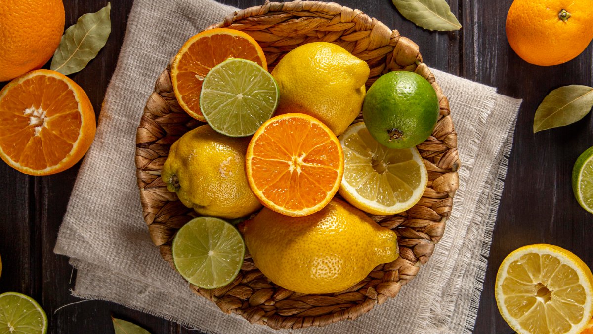 Frutas cítricas: Laranjas, limões e toranjas são ricas em vitamina C e flavonoides, que auxiliam na diluição do sangue e fortalecem os capilares. Fotos: Freepik