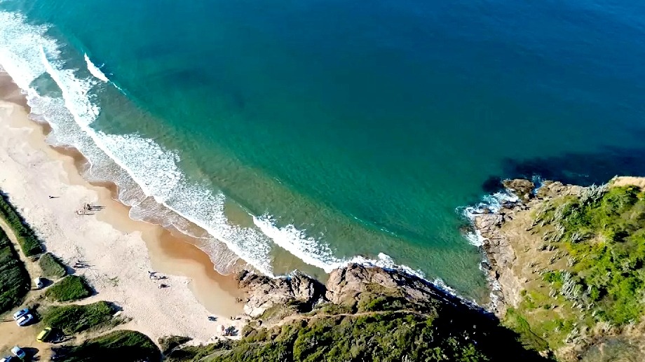 Com cerca de 1,5 km de extensão, a Praia de Tucuns, na Armação dos Búzios (RJ), tem ondas moderadas, boas para banho e esportes aquáticos, e espaço para futebol e vôlei. Fica a aproximadamente 606 km da capital paulista. Divulgação/PMB