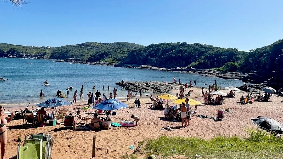 Com aproximadamente 300 metros de extensão, a Praia do Forno, na Armação dos Búzios (RJ), tem mar calmo, ideal para banho e snorkeling. O acesso é por trilha ou barco, não há quiosques. Fica a cerca de 600 km da capital paulista. Divulgação/PMB