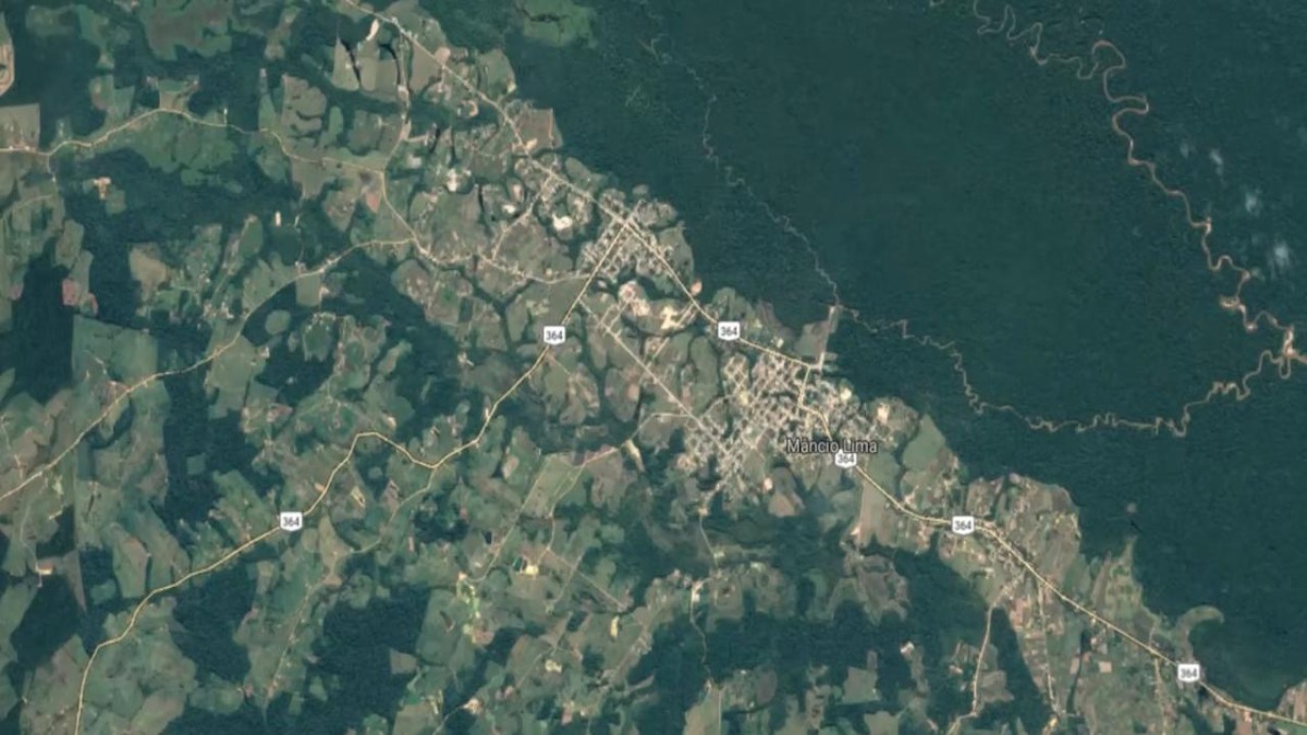 O município do Acre vive duas horas "atrás" de Brasília, guarda a última despedida do sol no Brasil e abriga a Serra do Divisor