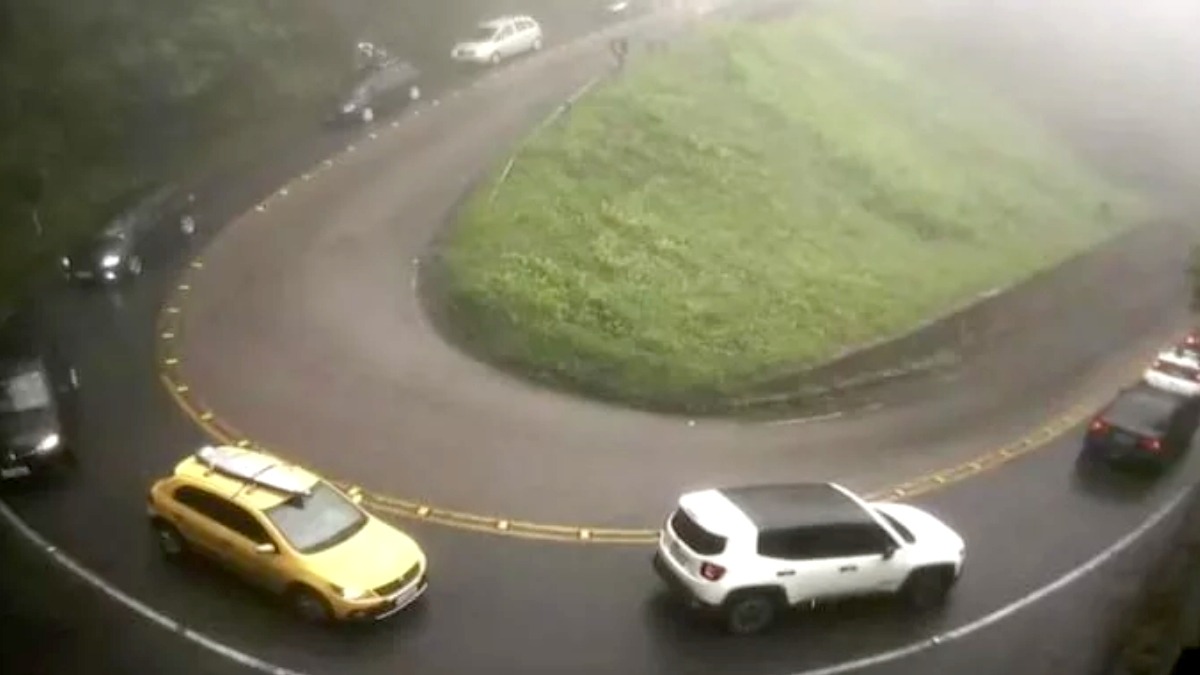 Use o freio-motor, que é a resistência imposta pelo motor com o veículo em movimento, mantendo o carro em primeira ou segunda marcha. | Reprodução/DER-SP